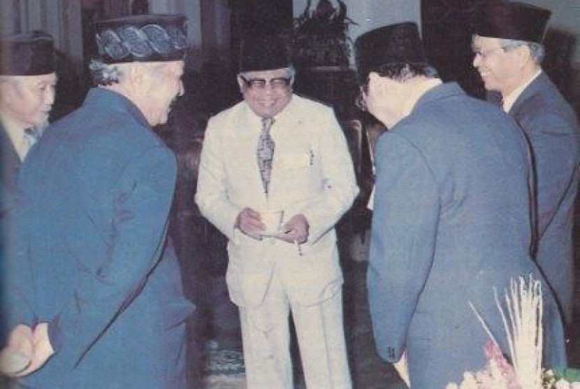 PAK Fachrudin berbincang dengan Presiden Soeharto di Istana Negara.