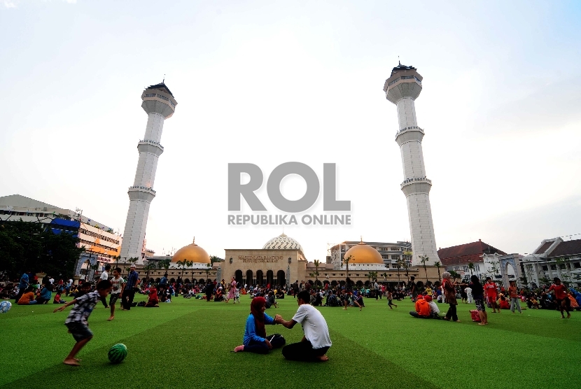 Sejumlah warga bermain di taman alun-alun, Kota Bandung.
