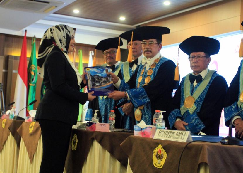 nggota DPR Adde Rosi Khoerunnisa berhasil meraih gelar doktor ilmu sosial bidang administrasi publik dengan yudisium Cumlaude dari Kampus Pasca-Sarjana Universitas Pasundan (Unpas) Bandung, Kamis (11/5/2023).