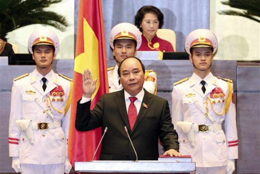 Nguyen Xuan Phuc (tengah) saat mengucapkan sumpah setelah terpilih sebagai perdana menteri di Hanoi, Vietnam, Kamis, 7 April 2016. 