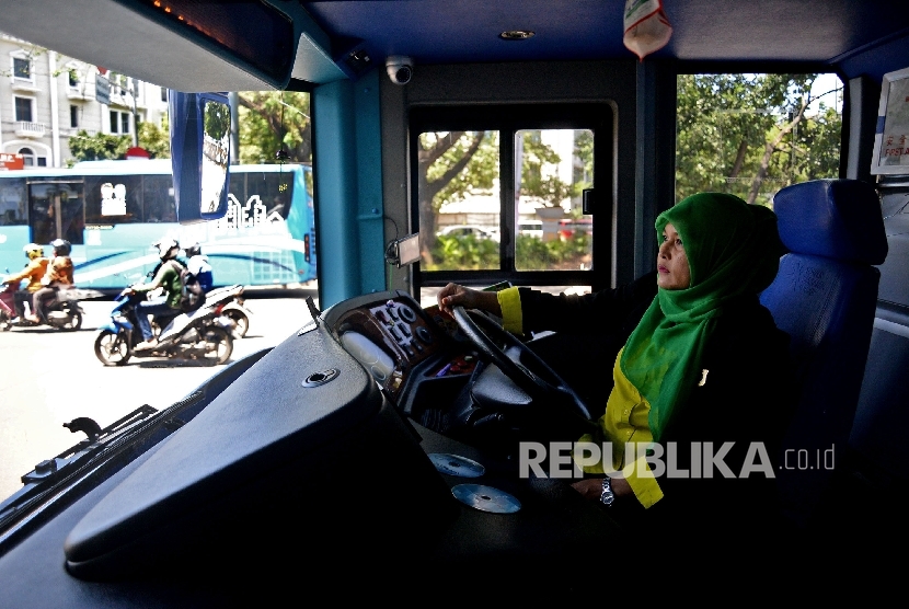 Ni Luh Putu Ellyani (46) mengemudikan bus tingkat wisata atau Bus City Tour Jakarta, Selasa (20/12). Pemprov DKI Jakarta memilih sopir perempuan ketimbang laki-laki untuk menjadi pengemudi bus wisata, hal ini dinilai pengemudi perempuan lebih mampu mengend
