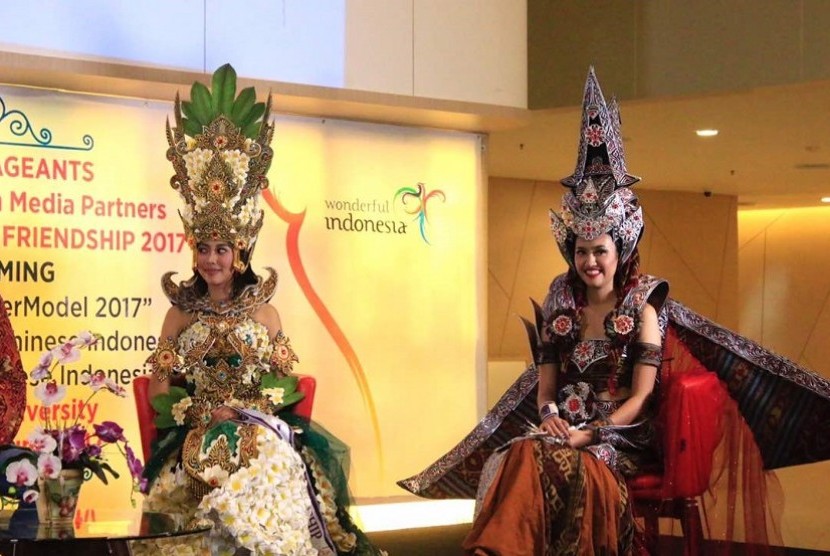 Ni Luh Putu (kiri) dan  Putri Dessy Natalia Siburian yang akan mewakili Indoensia di ajang Miss ASEAN Friendship 2017