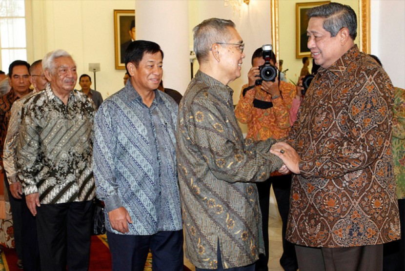 NI. Presiden Susilo Bambang Yudhoyono (kanan) menerima mantan Wapres Jenderal TNI (Purn) Try Sutrisno (2 kanan), Ketua Umum DPP Persatuan Purnawirawan dan Warakawuri Angkatan Bersenjata Republik Indonesia/TNI dan Polri (Pepabri) Jenderal TNI (Purn) Agum Gu