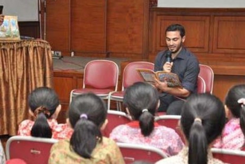 Nicholas Mark, penulis buku --Petualangan Anak Indonesia-- mendongeng di depan siswa-siswa SD