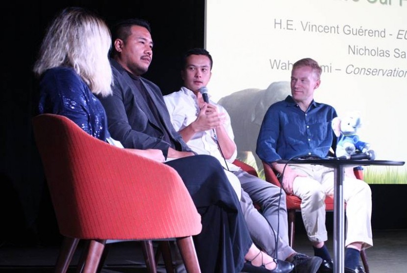 Nicholas Saputra saat berbincang tentang pembuatan film dokumenter tentang penyelamatan gajah bersama delegasi Uni Eropa, Ahad (20/6).