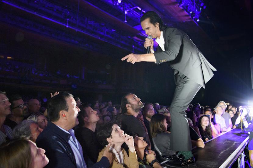 Nick Cave, Vokalis band rock Australia Nick Cave and The Bad Seeds, menjelaskan penundaan konsernya terkait pandemi corona.
