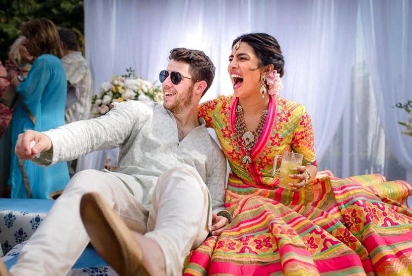 Pasangan selebritas Nick Jonas dan Priyanka Chopra. Di hari ulang tahun istrinya, Nick mengunggah ucapan manis ke Instagram.