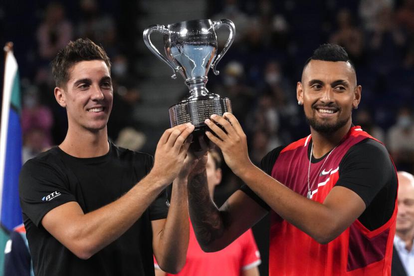 Nick Kyrgios dan Thanasi Kokkinakis merebut gelar Grand Slam pertamanya setelah mengalahkan rekan senegara Max Purcell dan Mat Ebden dalam final ganda putra, Sabtu (29/1/2022).