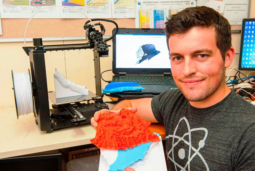 Nick Wright menggunakan mesin pencetak 3D untuk membuat model pertanian di kawasan La Grange, Australia Barat.