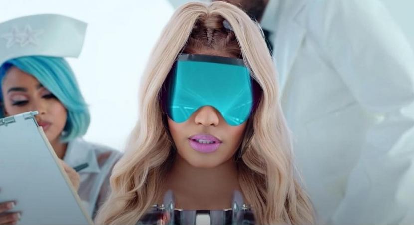 Nicki Minaj menggunakan aksesori buatan desainer Indonesia, Rinaldy Yunardi, dalam video klip terbarunya What That Speed About 