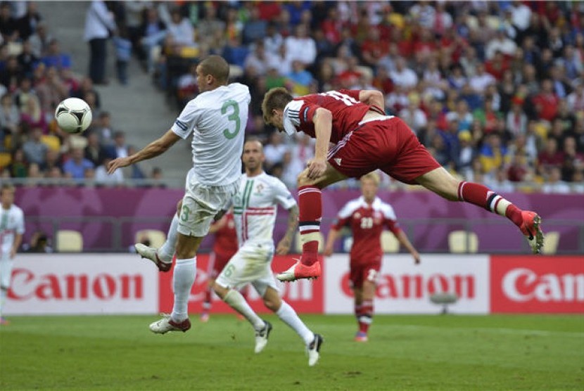 Nicklas Bendtner (kanan), striker timnas Denmark, mencetak gol keduanya saat menghadapi Portugal di laga kedua Grup B Piala Eropa 2012 di Lviv, Ukraina, pada Rabu (13/6). 