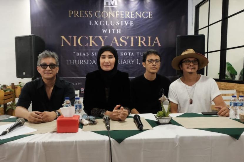 Nicky Astria (second from left).