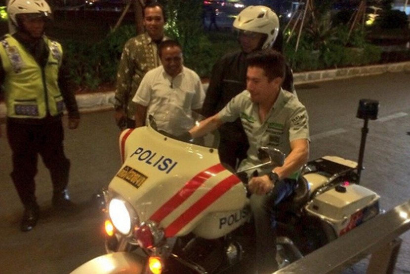 Nicky Hayden jajal motor polisi di sekitar hotelnya di Jakarta, Senin (21/10) malam. 