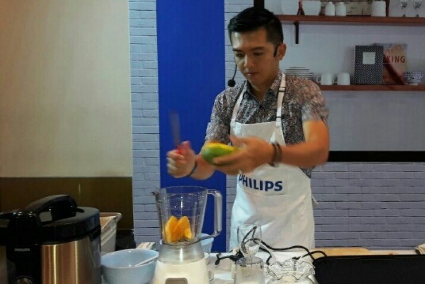 Nicky Tirta menjalani tantangan memasak untuk dipersembahkan pada istrinya di Hari Ibu nanti.