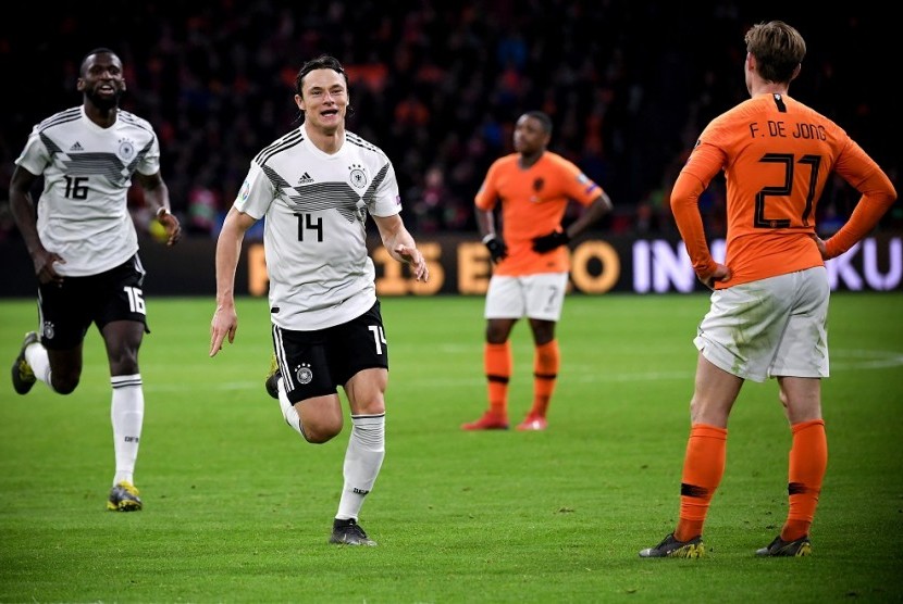 Nico Schulz (kedua kiri) merayakan gol kemenangan Jerman yang dicetaknya ke gawang Belanda.