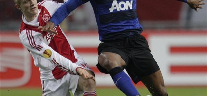 Nicolai Boilesen (kiri), pemain Ajax Amsterdam, berduel dengan pemain sayap Manchester United, Antonio Valencia, di laga putaran kedua Liga Eropa di Stadion Arena, Amsterdam, Kamis (16/2). 