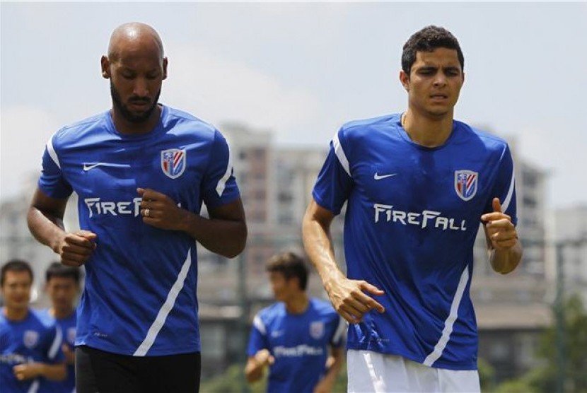 Nicolas Anelka (kiri) bersama Giovanni Moreno melakukan latihan di Shanghai, Cina, pada 29 Juni.