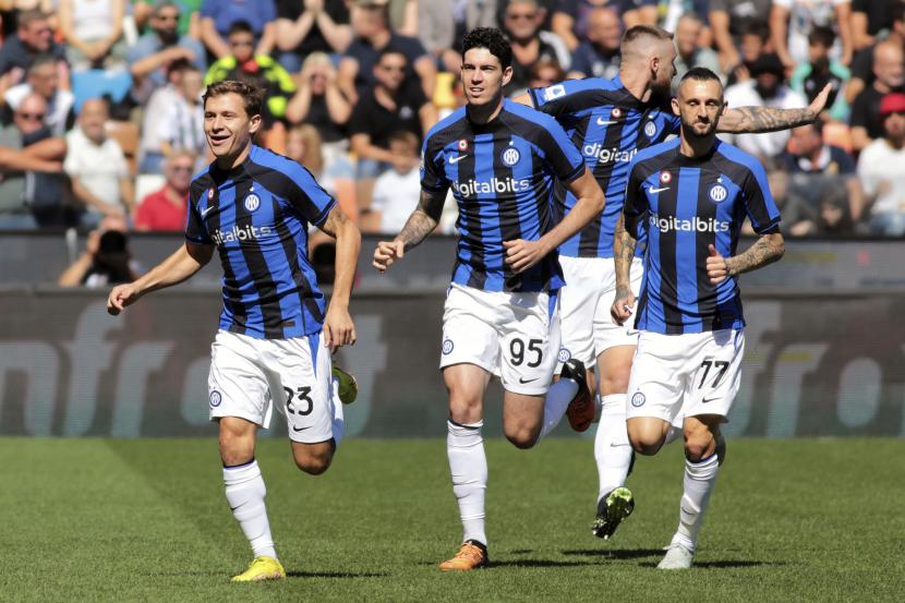  Nicolo Barella dari Inter Milan melakukan selebrasi bersama rekan setimnya setelah mencetak skor 1-0 pada pertandingan sepak bola Serie A Italia antara Udinese dan Inter, di Stadion Friuli di Udine, Italia, Ahad, 18 September 2022. Meski unggul lebih dulu, Inter akhirnya menyerah 1-3 dari Udinese.
