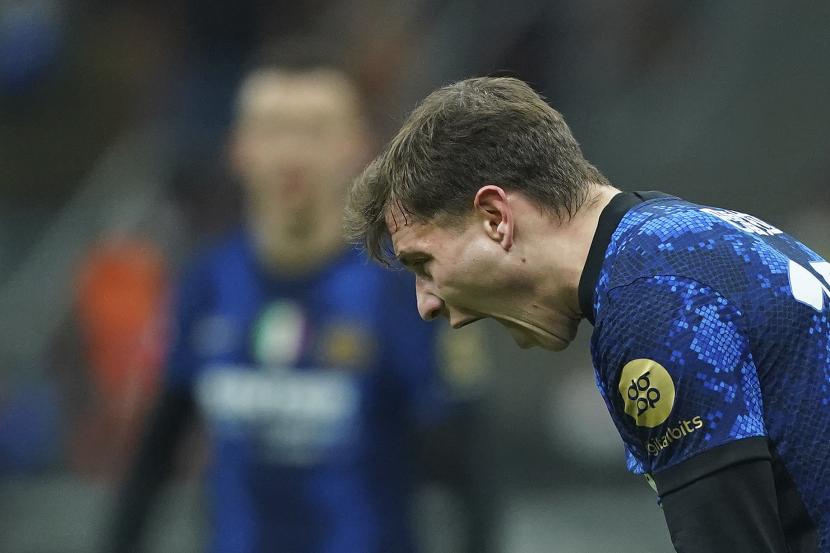 Nicolo Barella dari Inter Milan merayakan golnya selama pertandingan sepak bola Serie A antara Inter Milan dan Venezia di stadion San Siro di Milan, Italia, Sabtu, 22 Januari 2022.