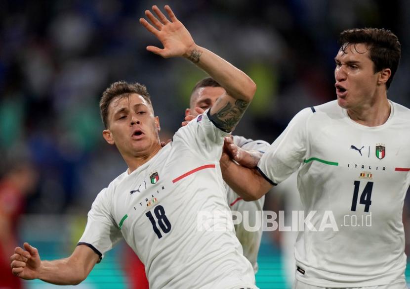 Nicolo Barella dari Italia (kiri) dan Federico Chiesa dari Italia merayakan gol pembuka pada pertandingan perempat final kejuaraan sepak bola Euro 2020 antara Belgia dan Italia di Stadion Allianz Arena di Muechen, Jerman, Sabtu (3/7) dini hari WIB.