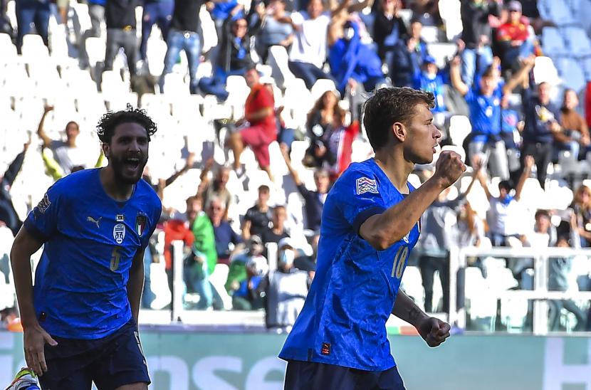 Nicolo Barella (kanan) dari Italia melakukan selebrasi setelah mencetak keunggulan 1-0 dalam pertandingan perebutan tempat ketiga UEFA Nations League antara Italia dan Belgia di Turin, Italia, Ahad (10/10).. 