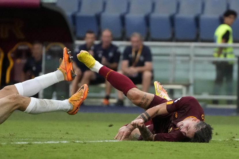 Nicolo Zaniolo dari Roma terjatuh saat pertandingan sepak bola Serie A Italia antara Roma dan Cremonese di Stadion Olimpiade di Roma, Italia,  Selasa (23/8/2022) dini hari WIB.