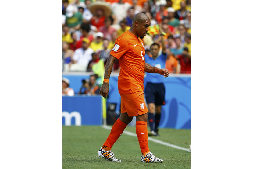 Nigel de Jong of the Netherlands walks off the pitch during their 2014 World Cup round of 16 game against Mexico at the Castelao arena in Fortaleza June 29, 2014. 
