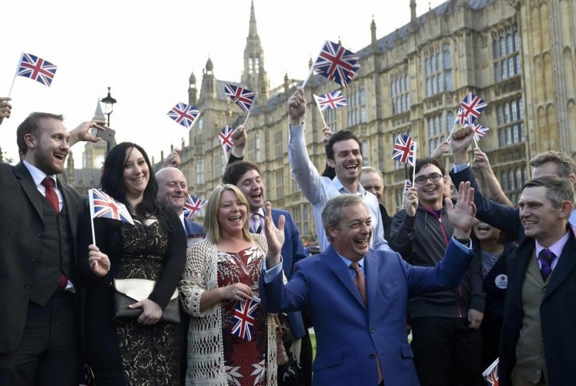 Nigel Farage (depan), pemimpin United Kingdom Independence Party (UKIP) merayakan kemenangan setelah hasil sementara referendum menunjukkan warga Inggris memilih keluar dari Uni Eropa, Jumat (24/6).