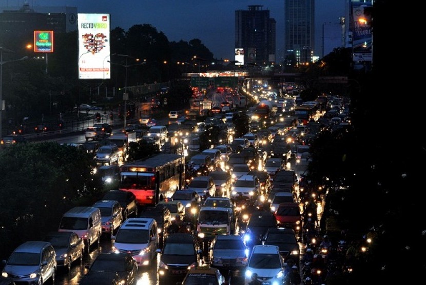 Night traffic jam after rain pours Jakarta. (file photo)