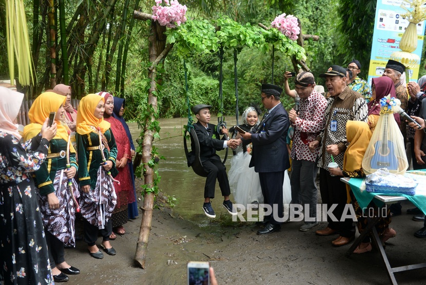 Nikah Bareng Jogja. Pasangan pengantin melakukan ijab qabul di tempat wisata Gerbang Banyu Langit, Bantul, Yogyakarta, Kamis (5/3).
