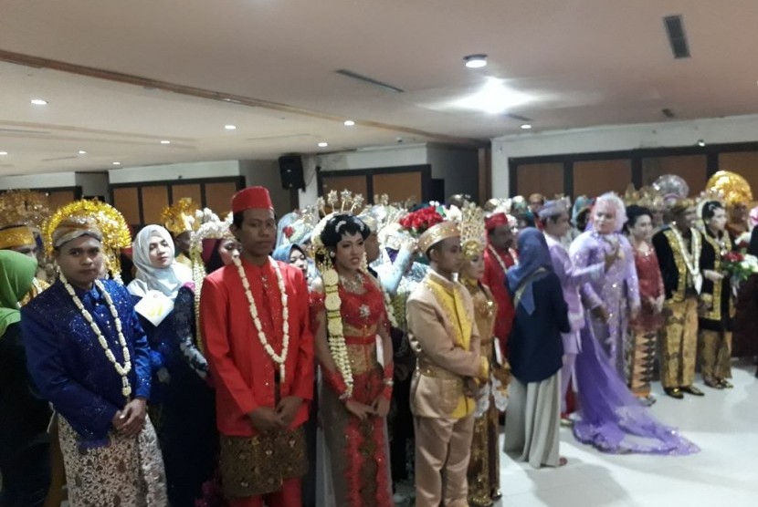 Nikah massal di Surabaya.