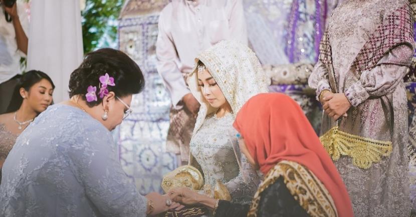 Nikita Willy dan Indra Priawan akhirnya resmi menjadi suami-istri setelah melangsungkan prosesi akad nikah pada Jumat (16/10).
