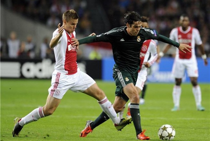 Niklas Moisander (kiri), pemain Ajax Amsterdam, berebut bola dengan playmaker Real Madrid, Ricardo Kaka, saat laga Liga Champions di Amsterdam Arena pada Rabu (3/10). 