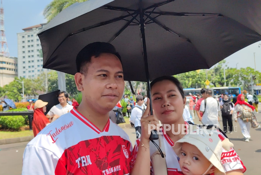Niko Adi (27 tahun) dan Rani (27 tahun) beserta anak di Jakarta, Ahad (17/8/2025).