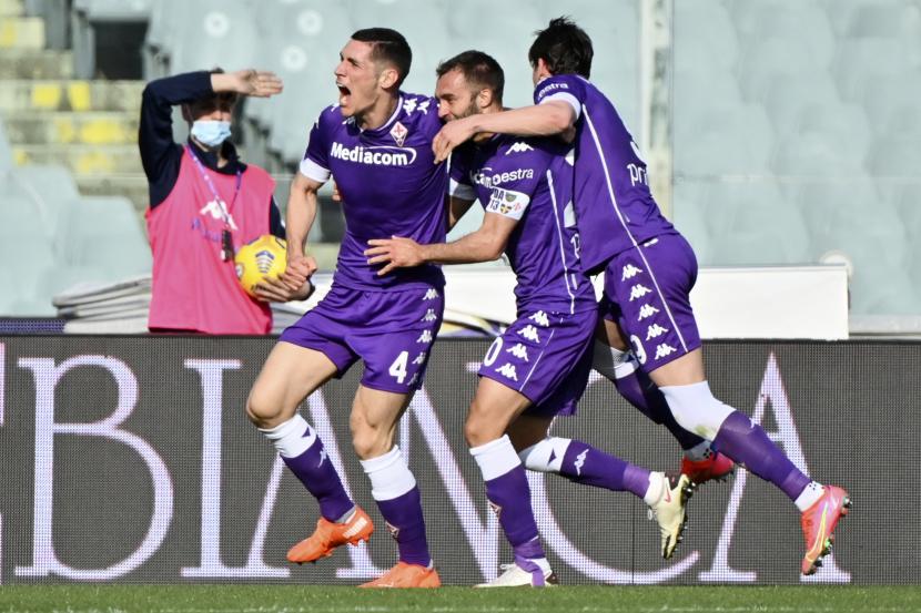  Nikola Milenkovic dari Fiorentina, kiri, merayakan bersama rekan setimnya setelah mencetak gol kedua timnya selama pertandingan sepak bola Serie A antara Fiorentina dan Parma, di stadion Artemio Franchi di Florence, Italia, Minggu, 7 Maret 2021. 