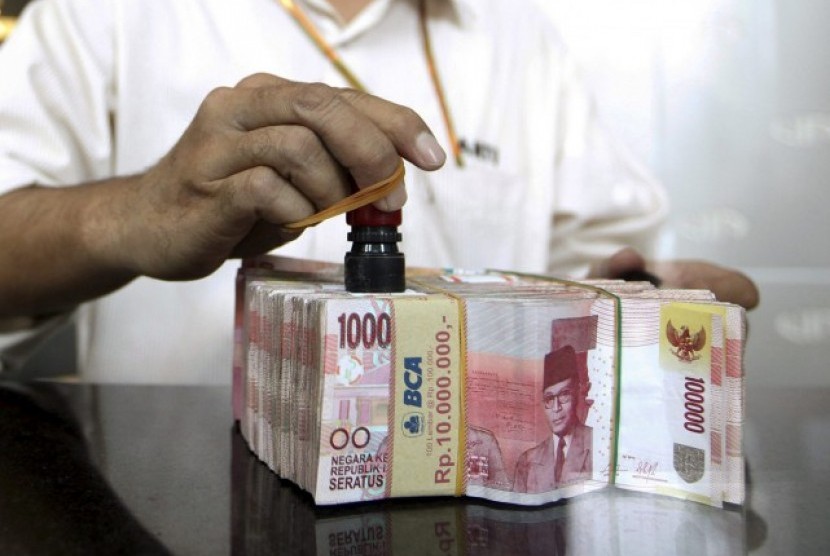 The exchange rate of the Indonesian currency strengthened by 32 points to Rp13,323 against the U.S. dollar on Friday, following Standard & Poor's move to raise the country's status to investment grade. (Illustration)