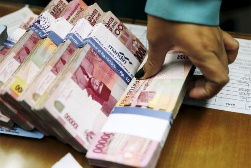 Pemerintah daerah (Pemda) yang mengendapkan anggaran daerah di bank akan dikenai sanksi oleh Kementerian Keuangan
