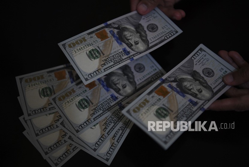 Nilai Tukar Rupiah Terhadap Dolar. Petugas melayani penukaran uang dolar Amerika di salah satu gerai penukaran valuta asing, Jakarta, Jumat (1/3/2019).