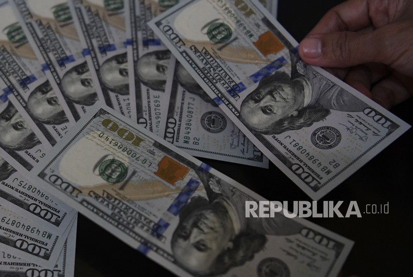 Nilai Tukar Rupiah Terhadap Dolar. Petugas melayani penukaran uang dolar Amerika di salah satu gerai penukaran valuta asing, Jakarta, Jumat (1/3/2019).