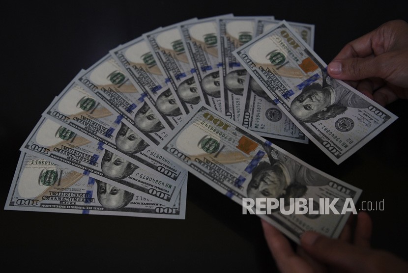 Nilai Tukar Rupiah Terhadap Dolar. Petugas melayani penukaran uang dolar Amerika di salah satu gerai penukaran valuta asing, Jakarta, Jumat (1/3/2019). 