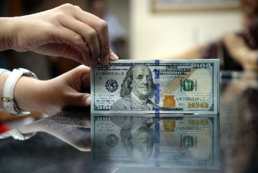 Nilai tukar rupiah terhadap dollar AS makin terpuruk hingga menembus Rp 12.800.