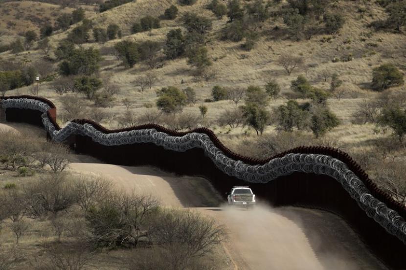 Tampak sebagian pagar perbatasan di Nogales, Arizona, AS.