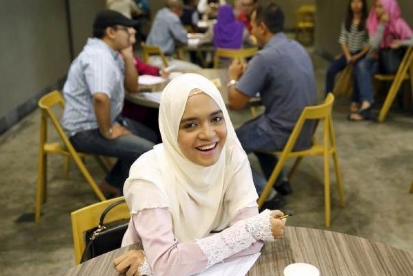 Nina (24 tahun) tersenyum saat menghadiri Kencan Kilat Halal di Kuala Lumpur, Malaysia, 3 Oktober 2015. 