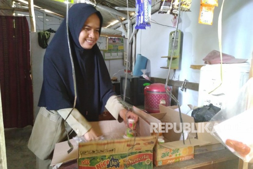 Nining (44) guru honorer di  SD Negeri Karya buana 3, Kecamatan Cigeulis, Kabupaten Pandeglang, terpaksa harus tinggal di toilet sekolah tempatnya mengajar karena kondisi ekonomi yang lemah, Senin (15/7).