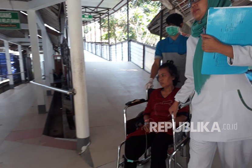 Nining (53 tahun) warga Kecamatan Kadudampit, Kabupaten Sukabumi dibawa dengan menggunakan kursi roda ke ruangan khusus penyakit jiwa di RSUD R Syamsudin SH Kota Sukabumi, Rabu (4/6) siang.