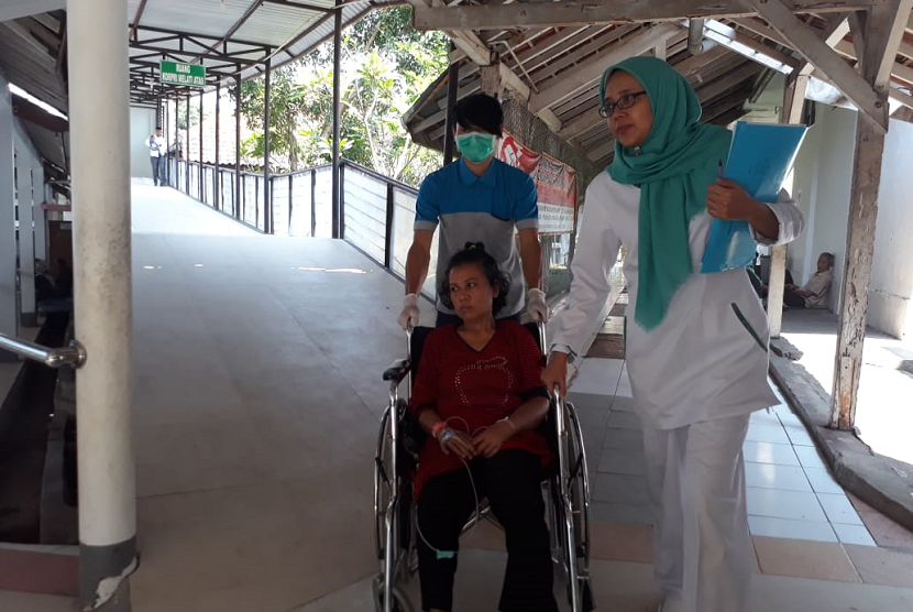 Nining (53 tahun) warga Kecamatan Kadudampit, Kabupaten Sukabumi dibawa dengan menggunakan kursi roda ke ruangan khusus penyakit jiwa di RSUD R Syamsudin SH Kota Sukabumi, Rabu (4/6) siang