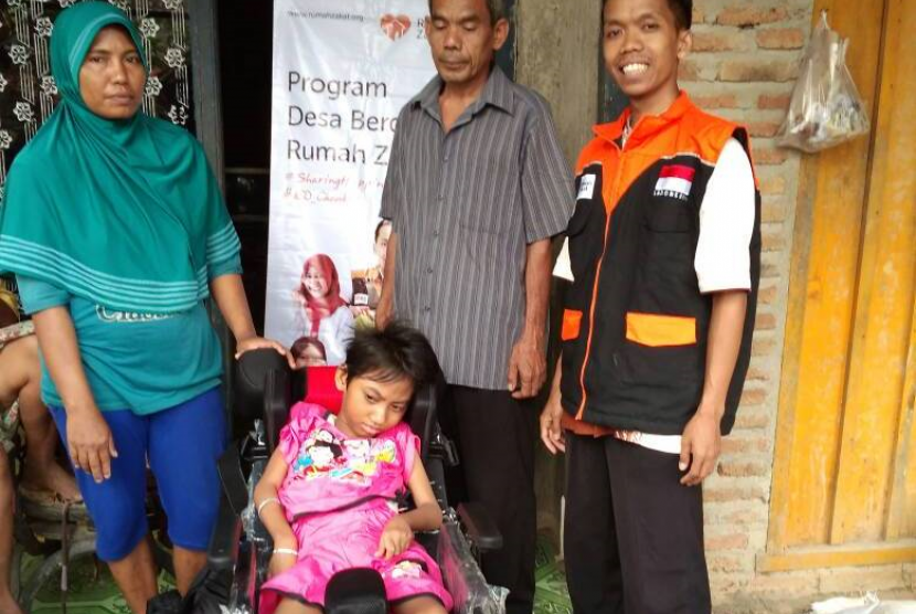 Nirmala penderita Celebral Palsy menerima bantuan dari Rumah Zakat