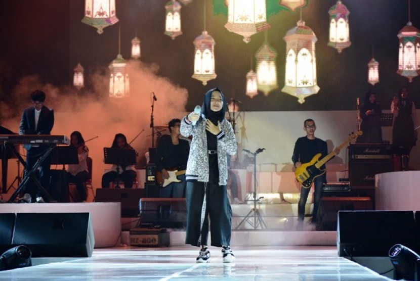       Nisa bersama Grup Musik Sabyan Gambus menyanyikan lagu saat konser Indonesia Sejuk di Ecopark Ancol, Jakarta, Sabtu (3/11) malam. 