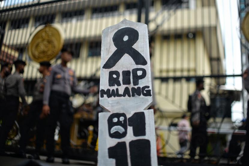 Nisan bertuliskan ungkapan belangsungkawa disimpan di depan gerbang Mabes Polri saat aksi Tragedi Kanjuruhan di Jakarta. Kepala Staf Kepresidenan Moeldoko minta aparat jangan ragu tuntaskan Kasus Kanjuruhan.