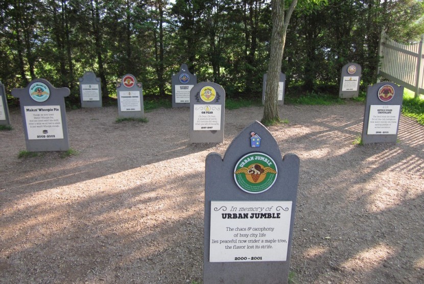 Nisan dari beberapa rasa yang dikuburkan di Flavor Graveyard es krim Ben & Jerry.